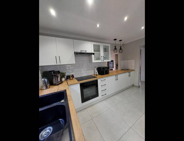 4 BEDROOM HOUSE FOR SALE IN BONAERO PARK